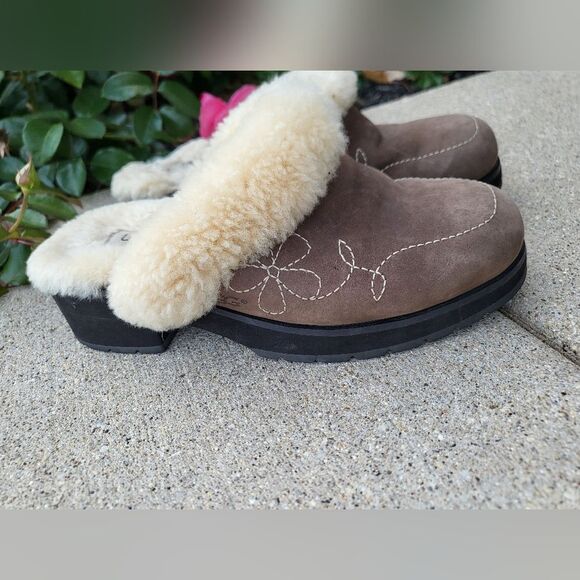 UGG Nubuck Leather Sheepskin Blossom Clogs Mules Size 9 Dark Brown 5464 - Picture 3 of 10